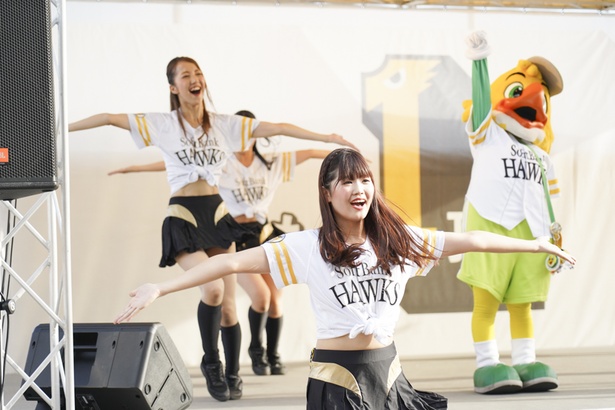 FAN! FUN! STAGEにてホークスファンとふれあうハニーズのメンバー