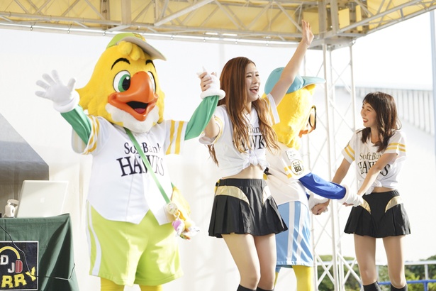 FAN! FUN! STAGEにてホークスファンとふれあうハニーズのメンバー