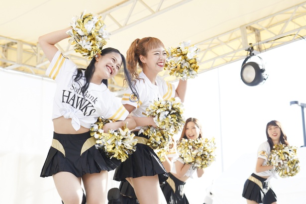 FAN! FUN! STAGEにてホークスファンとふれあうハニーズのメンバー