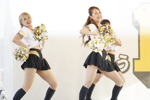 FAN! FUN! STAGEにてホークスファンとふれあうハニーズのメンバー