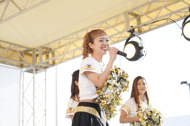 FAN! FUN! STAGEにてホークスファンとふれあうハニーズのメンバー