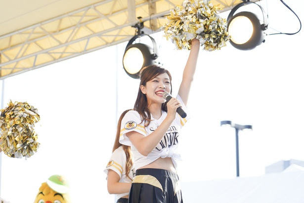 FAN! FUN! STAGEにてホークスファンとふれあうハニーズのメンバー