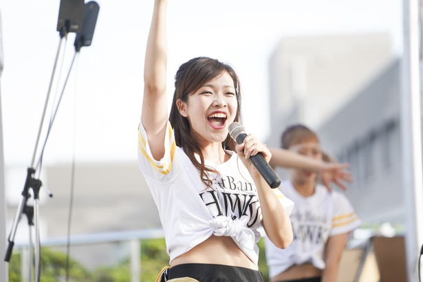 FAN! FUN! STAGEにてホークスファンとふれあうハニーズのメンバー