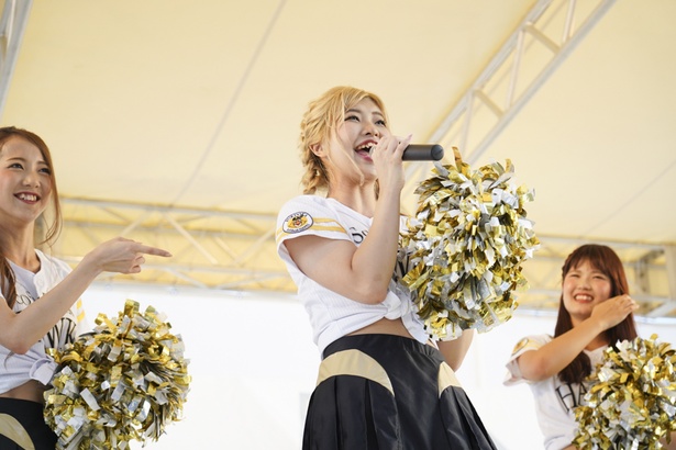 FAN! FUN! STAGEにてホークスファンとふれあうハニーズのメンバー