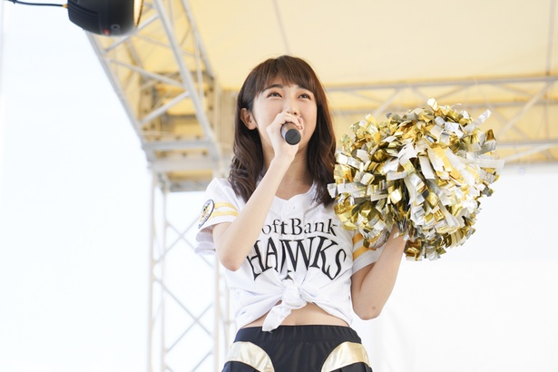 FAN! FUN! STAGEにてホークスファンとふれあうハニーズのメンバー