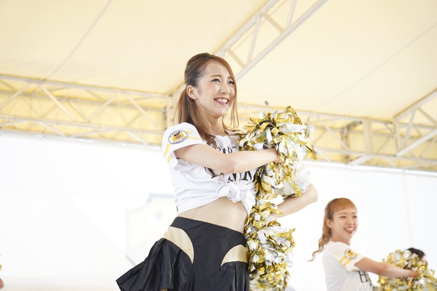 FAN! FUN! STAGEにてホークスファンとふれあうハニーズのメンバー