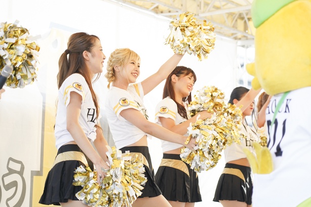 FAN! FUN! STAGEにてホークスファンとふれあうハニーズのメンバー