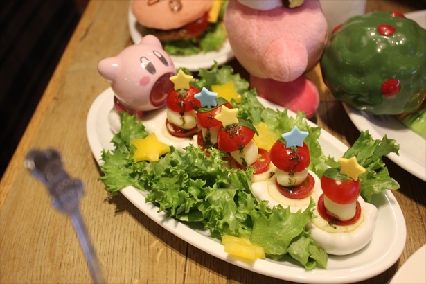 カービィの特徴である吸い込みをメニューと食器全体で表現した「カービィのすいこみカプレーゼ」(税抜1380円)