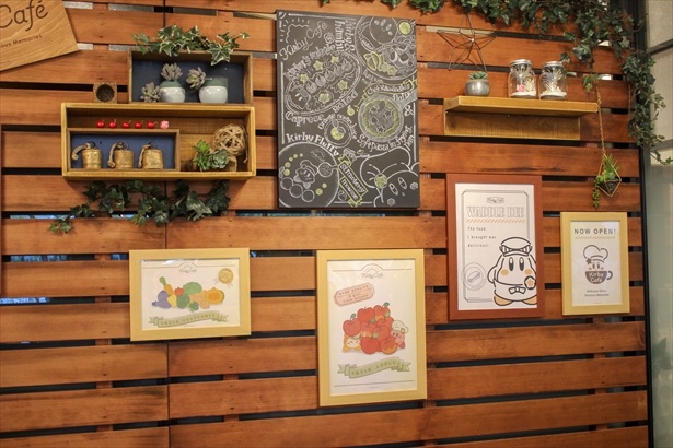 黒板アートや小物とともに並べられたカービィなど、作品の魅力がカフェらしさの中に落とし込まれている