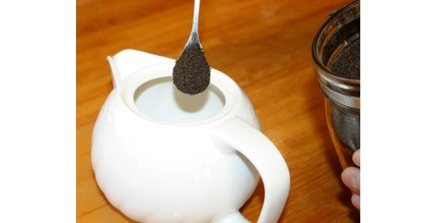 ティースプーンに山盛り2杯の茶葉をポットに入れる！