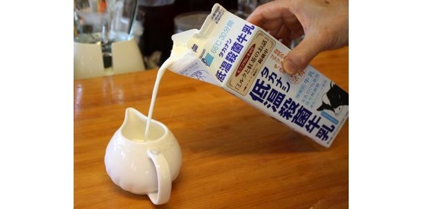 ミルクピッチャーに低温殺菌牛乳をいれます