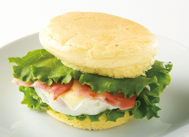 「ハンバーガー(ベーコンエッグチーズ)」タンパク質のもととなるプロテインを練り込んだ生地と、脂の少ないベーコン、白身多めの卵で低カロリーに
