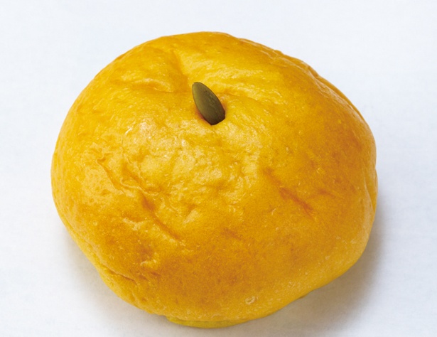 「大豆パンのカボチャあんパン」自家製カボチャあんは、国産カボチャのペーストと十勝産小豆を使った粒あんを練り合わせたもの。販売は2018年10月30日(火)まで