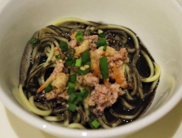 今年はブラックカラーのメニューがいっぱい！「黒ゴマ風味の冷やし蕎麦」