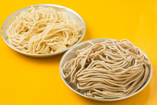 麺は2種類を使い分けている。ラーメン用(左)は中太ストレート、つけ麺用(右)は太ストレートでそれぞれ食感や風味が異なる
