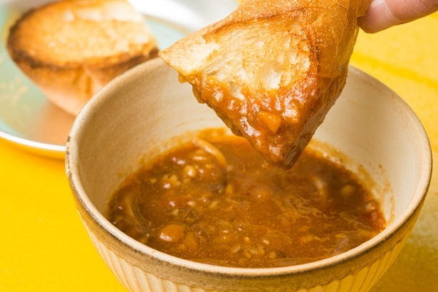 【写真を見る】残ったスープは「フランスパン」(100円)に付けて食べるのがおすすめ。トーストして出してくれるので熱々＆サクサク