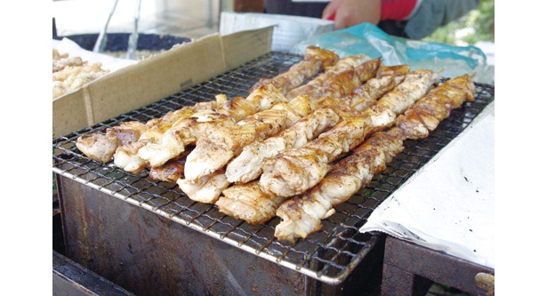 鶏肉のような味わいの「マンボウの串焼き」(1本400円)/まんぼうまつり2018