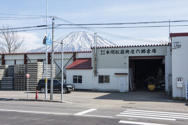 こちらがジャガイモの卸売問屋「本間松藏商店」の倉庫