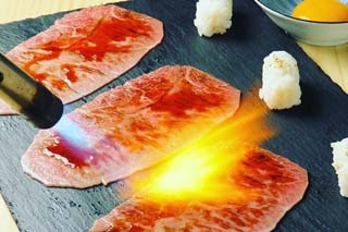 A5ランクの和牛と日本酒を堪能！ライブ感あふれるお店で、距離を縮めるデートはいかが？