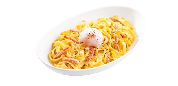 新メニュー「半熟卵の濃厚カルボナーラ」(600円)はイタリア産パルミジャーノレジャーノが使用されている