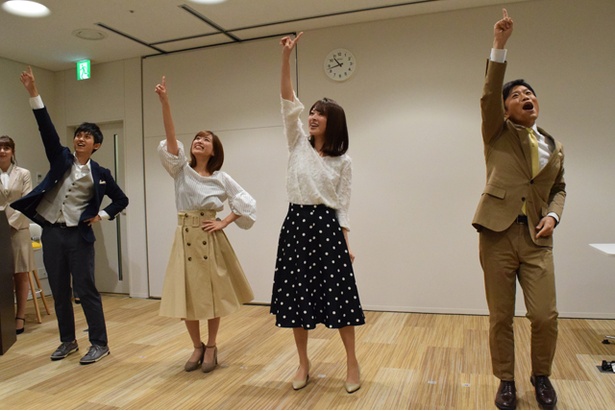 HTB2018年秋の改編会見で「ハイタッチダンス」を披露する「イチモニ！」出演者