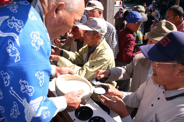 【写真を見る】他ではなかなか呑むことができないどぶろくの振る舞い酒