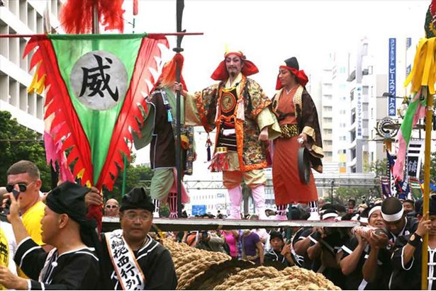 【写真を見る】歴史上の人物に扮した｢支度｣が綱の上で見得を切る｢支度我栄｣