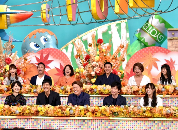 山本彩加(後列右端)が山本彩(前列右端)への思いを語ると出演者たちから拍手が