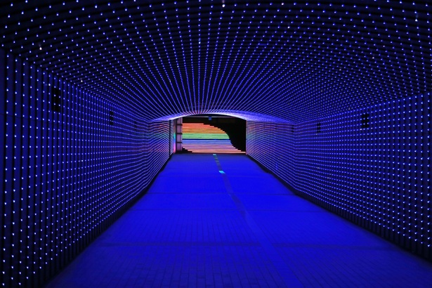 “TOKYO TIME TUNNEL～闇～”とは打って変わって眩い光に照らされる“TOKYO TIME TUNNEL～光～”。トンネルの先には“光の大階段”が見える