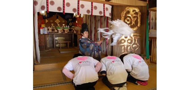 恋人の聖地「スカイガーデン」、愛の願いが刻まれた“お願いカード”を富士山山頂の浅間大社へ