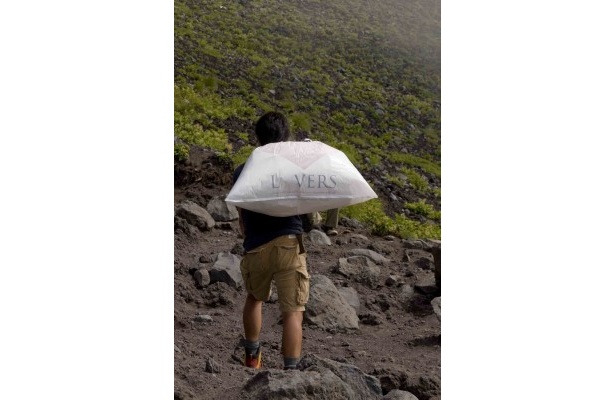 お願いカードを抱えて富士山を登頂