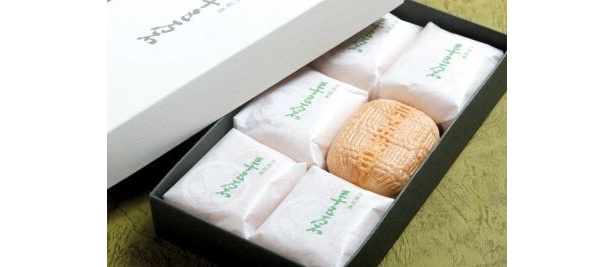 高級感のある大人のもなか！「菓心おおすが」の「彦根銘菓 三十五万石」(805円) 【多賀SA】