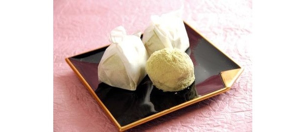 白あんをぎゅうひで包んだ「埋れ木」(840円/6個入り)【多賀SA】