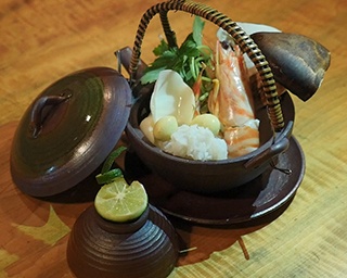 台湾人レポーターたちが初体験！秋の味覚「松茸」を贅沢につかった土瓶蒸しを初体験！