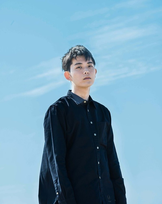 ライブステージに出演する「折坂悠太」