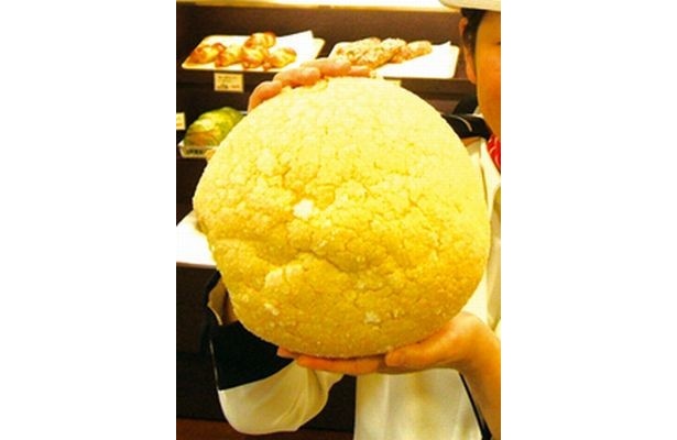 顔よりもデカイ!?「メガメロンパン」(600円)はサプライズみやげにいかが？【上郷SA】