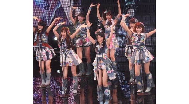 今回のセンターは指原莉乃がつとめる