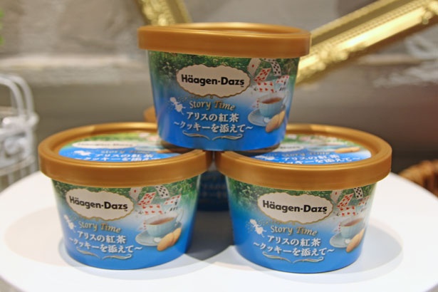 童話のワンシーンを切り取ったようなパッケージも魅力。「アリスの紅茶～クッキーを添えて～」(希望小売価格324円)は、青空の下行われるティーパーティーを連想させる