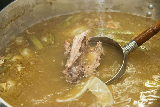 キレのあるスープには、ニンニクや生姜、ジャガイモなどの野菜も一緒に煮込まれ、動物系の臭みを排除している
