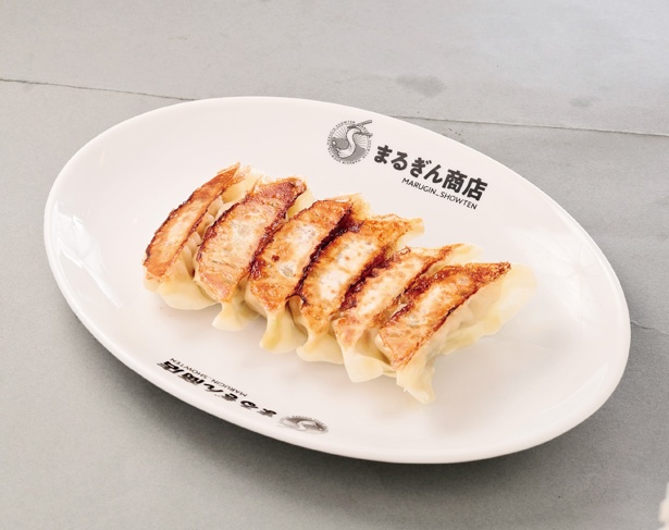 ラーメンと一緒に頼みたい「ニッポンの焼き餃子」(350円)は、しっかりした味付けで、タレなしで食べてもおいしい。口の中で旨味がジュワッと広がる