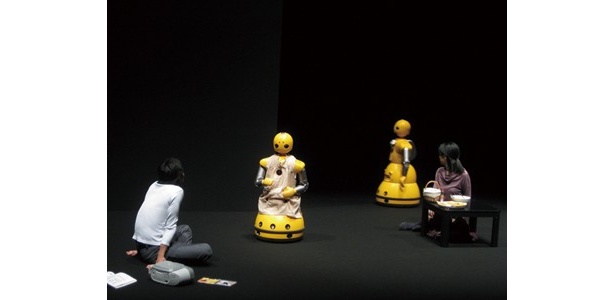 ロボットと人の演劇/平田オリザ＋石黒浩研究室（大阪大学）ロボット版「森の奥」