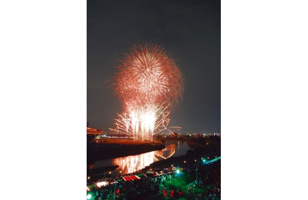 芸術的な金の滝を形作る「金縫大瀑布」が登場！「猪名川花火大会」8/21(土)開催！