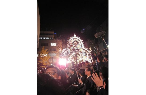 点灯の瞬間、来場者からの拍手が！