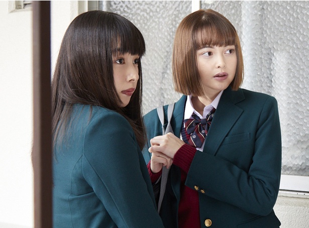 【写真を見る】癒やし系の桜井日奈子とクールビューティーな玉城ティナの姉妹のような2SHOT