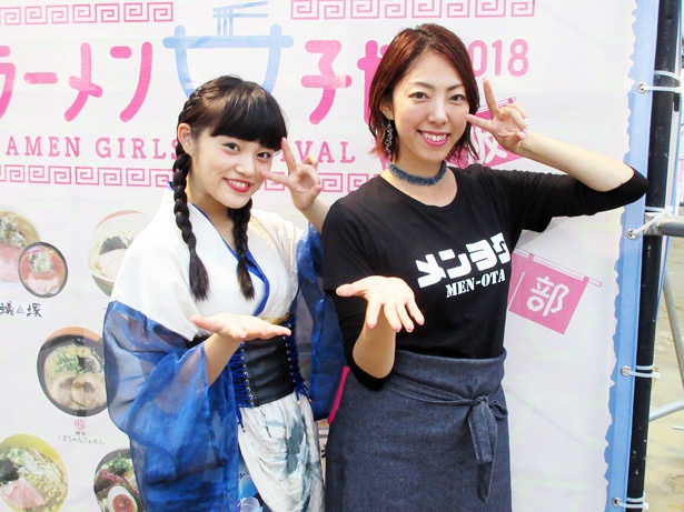 RUNA(左)と森本聡子プロデューサー(右)