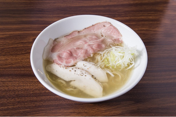 ｢鶏白湯と煮干しラーメン｣(750円)。低温調理のローストポークは絶品
