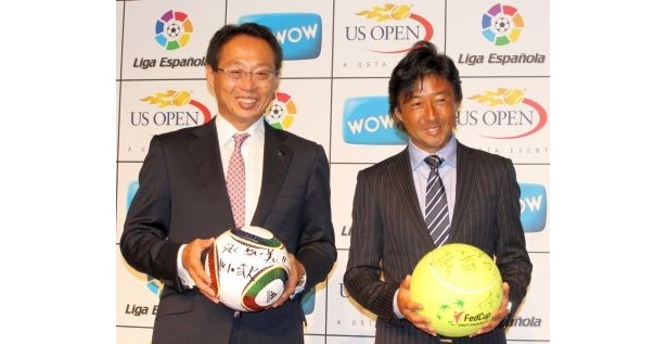 サッカー日本代表監督の岡田武史さんと、女子テニス国別対抗戦・フェドカップ日本代表監督の村上武資さん(右)