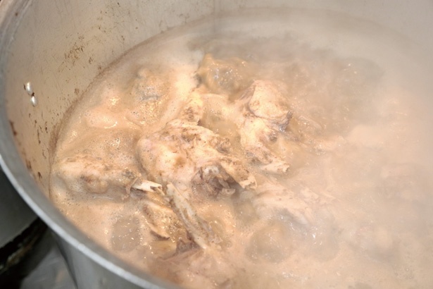 大量の豚骨と鶏ガラを使った濃厚スープが自慢/「家系ラーメン 稲葉家」