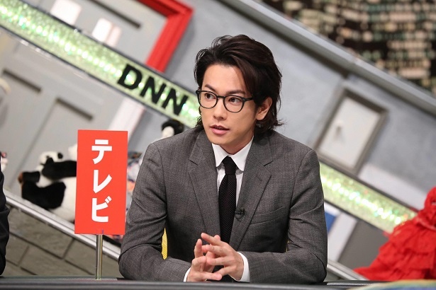 【写真を見る】スーツ×黒ぶち眼鏡、「脱力タイムズ」仕様の佐藤健がイケメンすぎる!