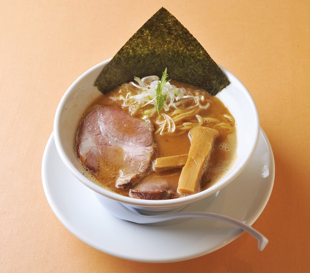 【写真を見る】第2位に選ばれた「らぁ麺 蒼空」の「平子らぁ麺」(780円)。ヒラコ煮干しの旨味を存分に抽出したスープは、絶品だ